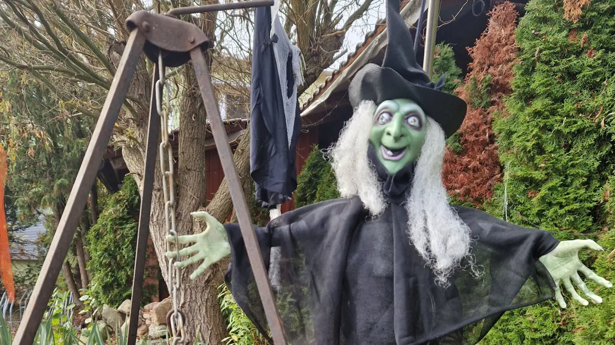 Gruselige Gestalten verstecken sich an Halloween überall im Garten von Familie Klatt