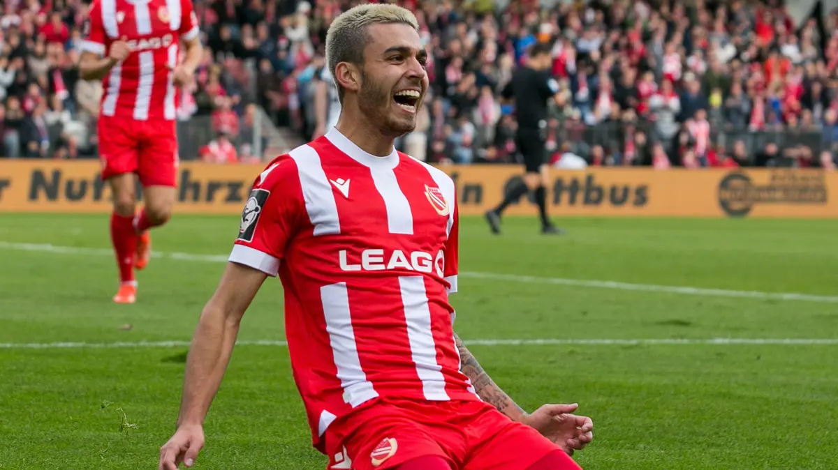 3. Liga - 2024/2025 - FC Energie Cottbus vs. 1860 M?nchen: Cottbus, Deutschland 27. Oktober 2024:
3. Liga - 2024/2025 - FC Energie Cottbus vs. 1860 M?nchen
Im Bild: Lucas Fernando Copado (Energie Cottbus) jubelt nach seinem Tor zum 3:1
/// DFB regulations prohibit any use of photographs as image sequences and/or quasi-video. ///