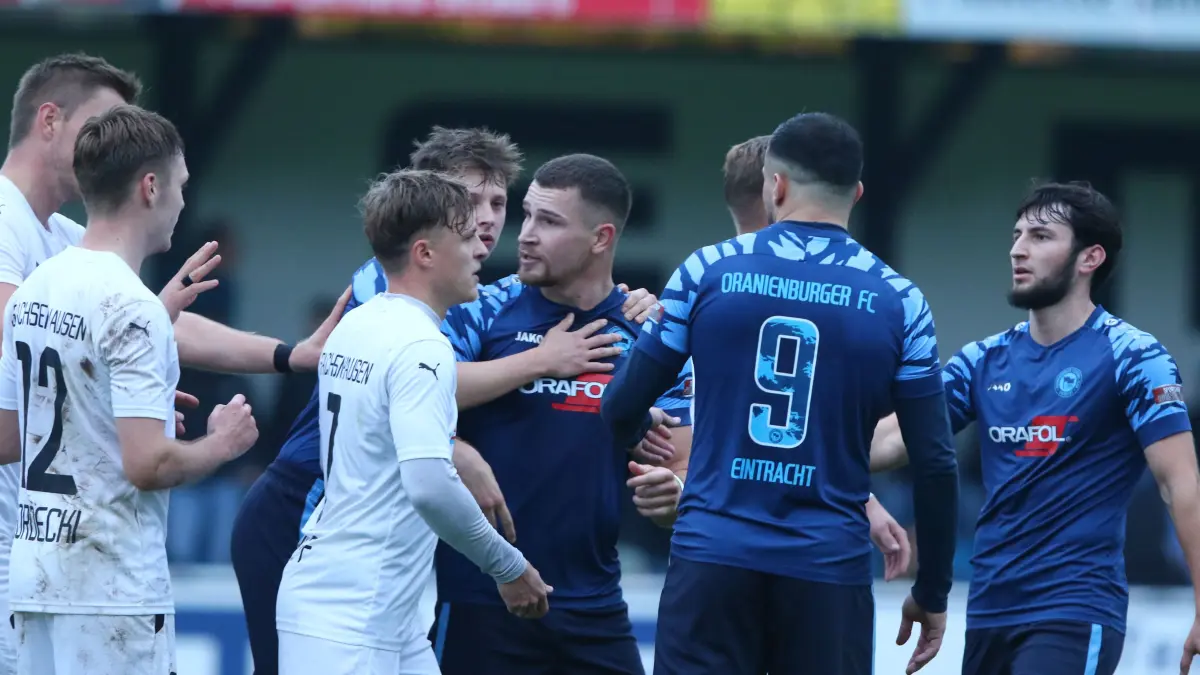 Oranienburger Stadtduell in der Fußball-Brandenburgliga: TuS Sachsenhausen bezwingt vor 1464 Zuschauern den Oranienburger FC Eintracht mit 2:1 (0:0). Die schönsten Fotos in der Bildergalerie zum Derby.