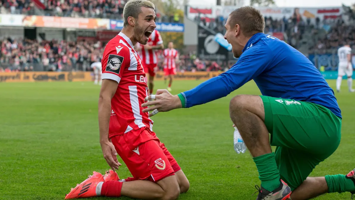 3. Liga - 2024/2025 - FC Energie Cottbus vs. 1860 M?nchen: Cottbus, Deutschland 27. Oktober 2024:
3. Liga - 2024/2025 - FC Energie Cottbus vs. 1860 M?nchen
Im Bild: li. Lucas Fernando Copado (Energie Cottbus) jubelt nach seinem Tor zum 3:1 mit re. Torhueter Alexander Sebald (Energie Cottbus)
/// DFB regulations prohibit any use of photographs as image sequences and/or quasi-video. ///