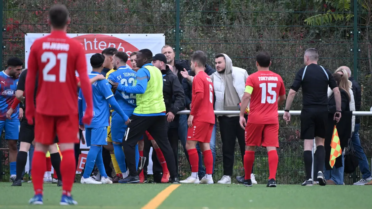 Fussball : Berlin / Lichtenberg, Fussball Oberliga Nord Punktspiel, Sparta Lichtenberg - Tasmania, Spielunterbrechung wegen rassistische Beleidigungen
FOTO BENK 27.10.2024