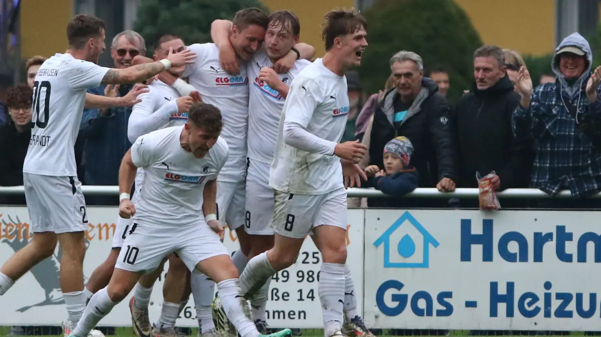 Oranienburger Stadtduell in der Fußball-Brandenburgliga: TuS Sachsenhausen bezwingt vor 1464 Zuschauern den Oranienburger FC Eintracht mit 2:1 (0:0). Die schönsten Fotos in der Bildergalerie zum Derby.