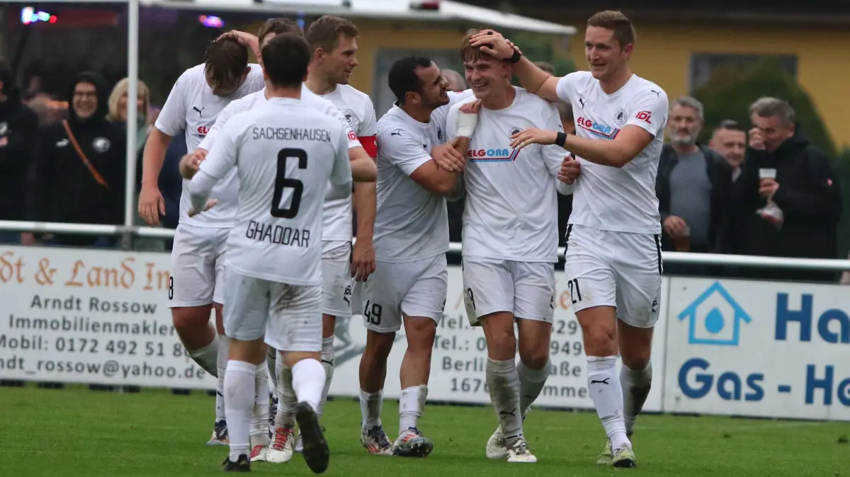 Oranienburger Stadtduell in der Fußball-Brandenburgliga: TuS Sachsenhausen bezwingt vor 1464 Zuschauern den Oranienburger FC Eintracht mit 2:1 (0:0). Die schönsten Fotos in der Bildergalerie zum Derby.