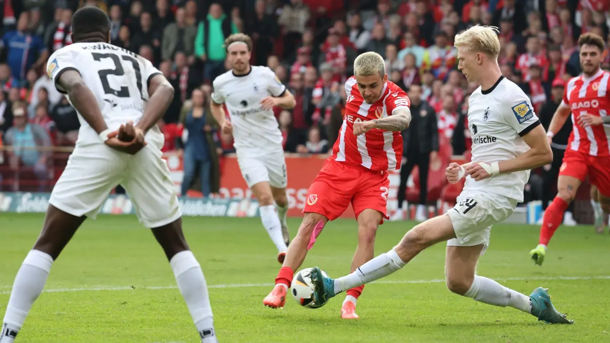 Fussball 3. Liga 2024/2025 FC Energie Cottbus - TSV 1860 München: Torschuß von 22 Lucas Copado (Energie Cottbus) wird von 24 Raphael Schiffert (1860 München) geblockt
