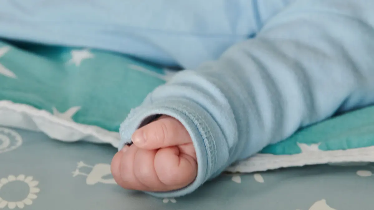 Bei einem Hausbesuch einer Hebamme ist die Hand des nur wenige Wochen alten Babys ist zu einer kleinen Faust geballt, während es auf dem Wickeltisch liegt. Am 10.05.2021 werden die beliebtesten Vornamen 2020 bekanntgegeben. +++ dpa-Bildfunk +++