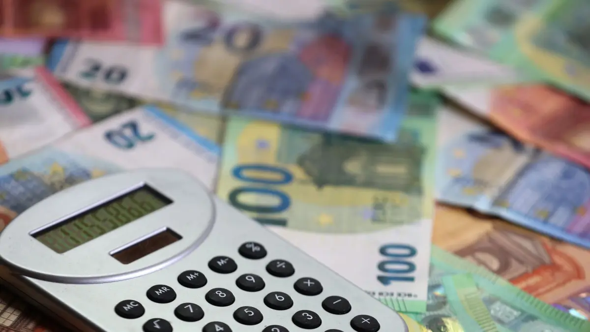 Kommunale Haushalte: ILLUSTRATION - 15.05.2024, Bayern, Kaufbeuren: ILLUSTRATION Ein Taschenrechner liegt auf verschiedenen Euro-Banknoten. (zu dpa: «Evers informiert über alternative Finanzierungsmodelle») Foto: Karl-Josef Hildenbrand/dpa +++ dpa-Bildfunk +++