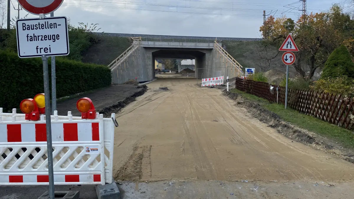 Seit Oktober 2023 ist die Gubener Straße in Brieskow-Finkenheerd gesperrt. Ursprünglich sollte sie am 30. Oktober 2024 freigegeben werden, doch die Abnahme verzögert sich.