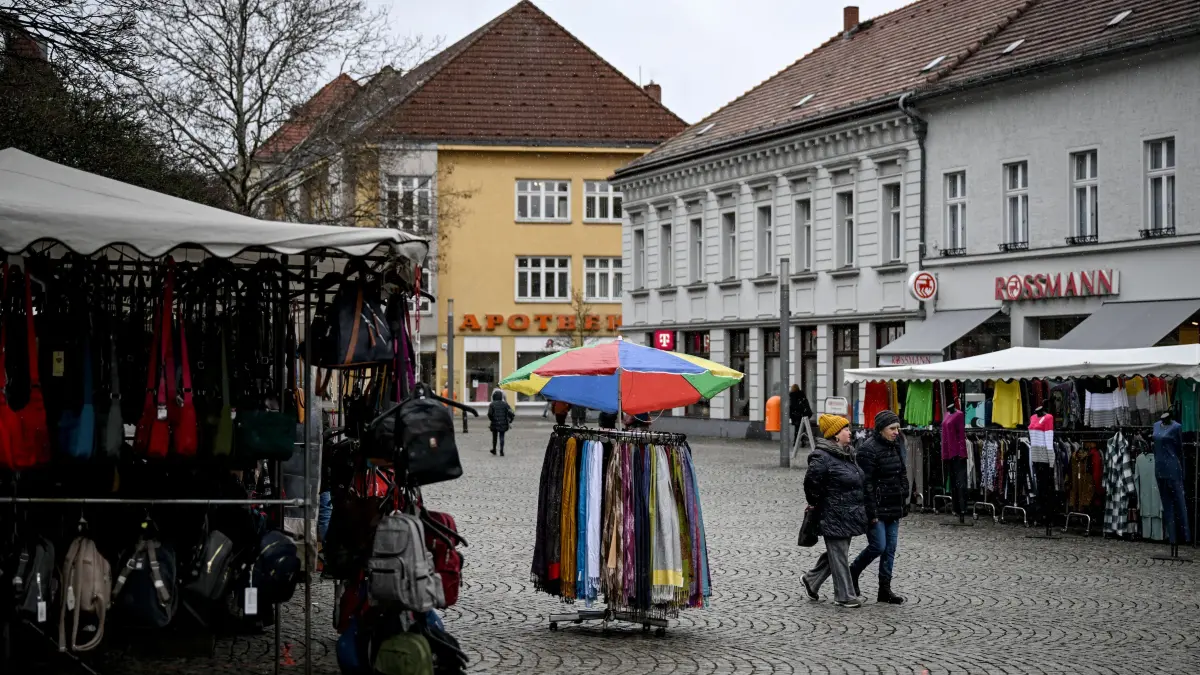 Passanten gehen durch die Spandauer Altstadt.