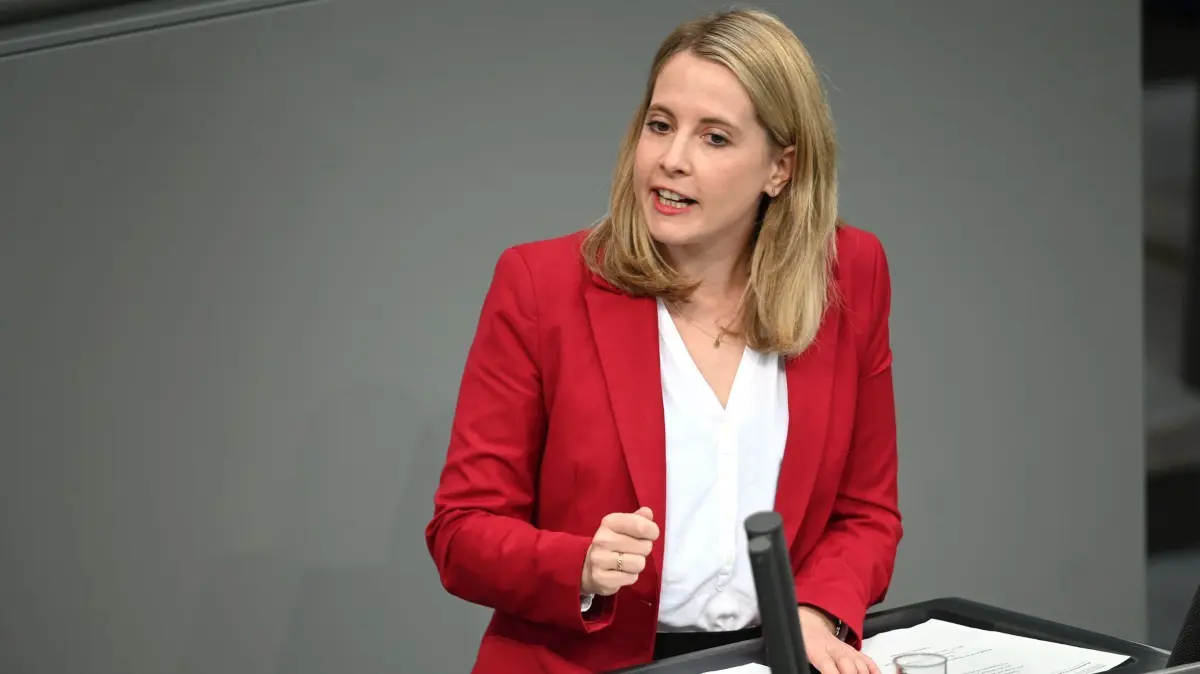 SPD zu VW: ARCHIV - 16.10.2024, Berlin: Verena Hubertz (SPD) nimmt an der Aussprache nach der Regierungserklärung von Kanzler Scholz im Bundestag zum EU-Rat teil. (zu dpa: «SPD-Fraktionsvize warnt vor Job-Abbau bei VW») Foto: Rabea Gruber/dpa +++ dpa-Bildfunk +++