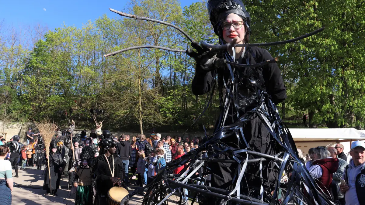 Hexen: Düstere Gestalten in Aktion: Das Team vom Wiesenzirkus Bunterhund hatte sich für den Auftakt der Walpurgisfeier im Museumspark Rüdersdorf wieder kreativ mächtig ins Zeug gelegt.