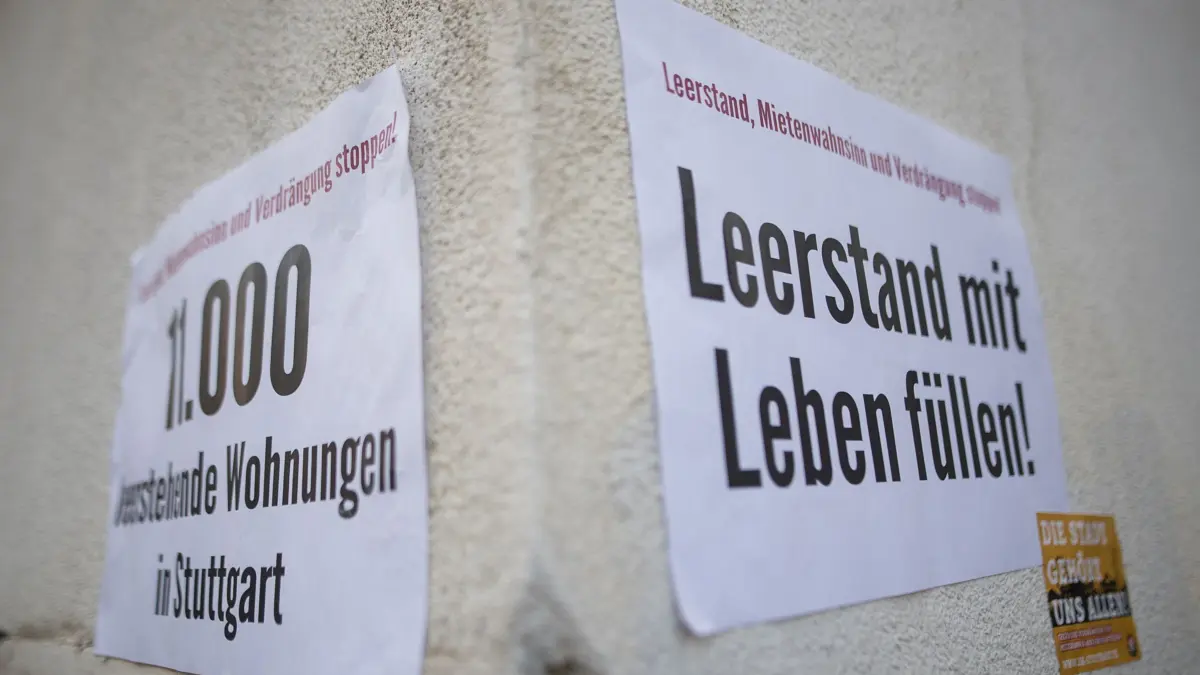 Demonstration gegen Wohnungsräumung: ARCHIV - 28.05.2018, Baden-Württemberg, Stuttgart: Schilder, die auf den Leerstand und die Spekulation mit Immobilien hinweisen, hängen an einem Haus, das schon einige Zeit leer steht. (zu dpa: «Mit weniger Leerstand gegen Wohnungsnot?») Foto: Sebastian Gollnow/dpa +++ dpa-Bildfunk +++