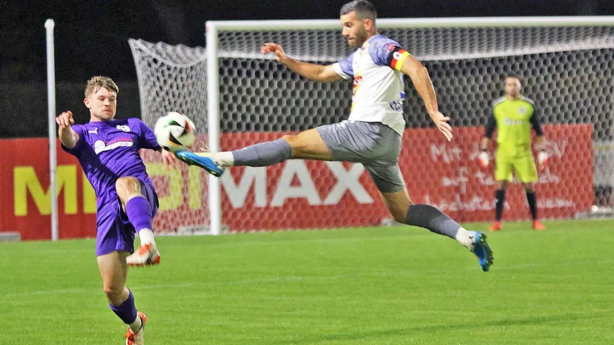 Braandenburgliga: MSV Neuruppin - Altlüdersdorf 2:1, starker Einsatz von Komnos (rechts)