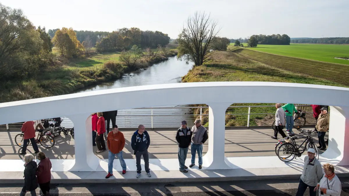 Feierliche Eröffnung der neuen Autobrücke am 03.11.2014 von Deutschland nach Polen über die Neiße in dem kleinen Dorf Coschen (Brandenburg) zwischen Guben und Eisenhüttenstadt. Nach 70 Jahren gibt es wieder eine Brücke über die Neiße, die Coschen (Landkreis Oder-Spree) mit Polen verbindet. Im Zweiten Weltkrieg war sie zerstört worden. Das Bauwerk ist etwa 110 Meter lang, knapp 14 Meter breit und zugelassen für Fahrzeuge mit einem Gewicht bis zu 7,5 Tonnen. Grundlage ist ein im Jahr 2000 abgeschlossenes Regierungsabkommen zwischen Deutschland und Polen. Von den Gesamtkosten in Höhe von rund 5,4 Millionen Euro wurden 85 Prozent über EU-Mittel gefördert. Den Rest tragen die beiden Grenzkreise. Foto: Patrick Pleul/dpa ++ +++ dpa-Bildfunk +++