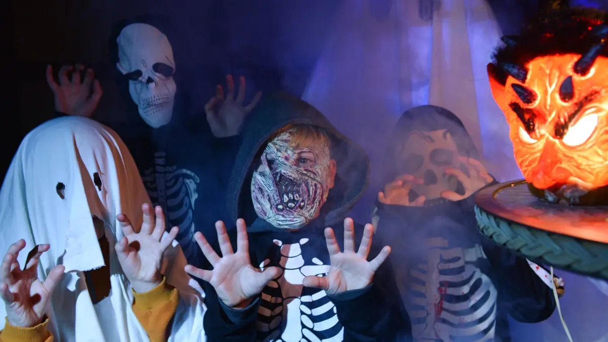Gruselig verkleidete Kinder feiern Halloween: ARCHIV - Streiche sind bei Kindern an Halloween sehr beliebt. Entstehen dabei Schäden, ist die Privathaftpflichtversicherung die erste Anlaufstelle. (zu dpa: «Halloween-Schäden? Oft schützt die Privathaftpflicht») Foto: Arne Dedert/dpa/dpa-tmn - Honorarfrei nur für Bezieher des dpa-Themendienstes +++ dpa-Themendienst +++