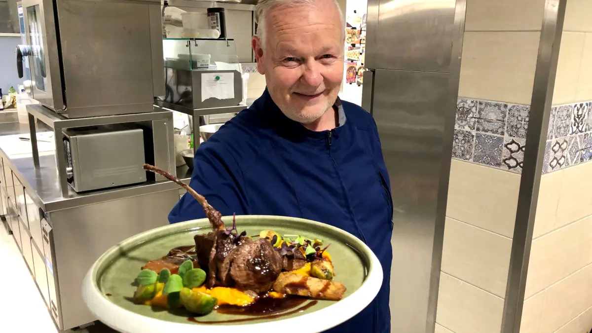 Oliver Cramer, Küchendirektor im Lakeside Burghotel Strausberg, mit Reh zweierlei. Das Vier-Sterne Superior wurde von Dehoga als bester Gastgeber des Jahres ausgezeichnet.