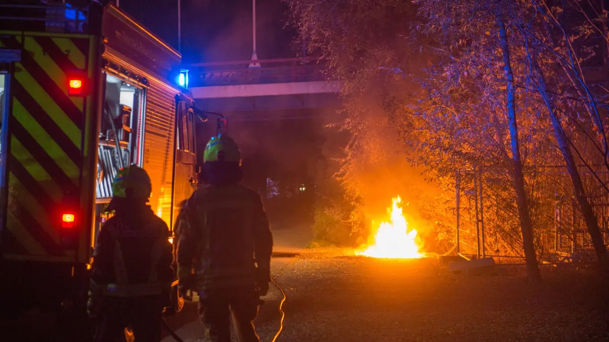 In Fredersdorf-Süd hat die Feuerwehr mehrere Brände gelöscht. Die Polizei ermittelt nun.