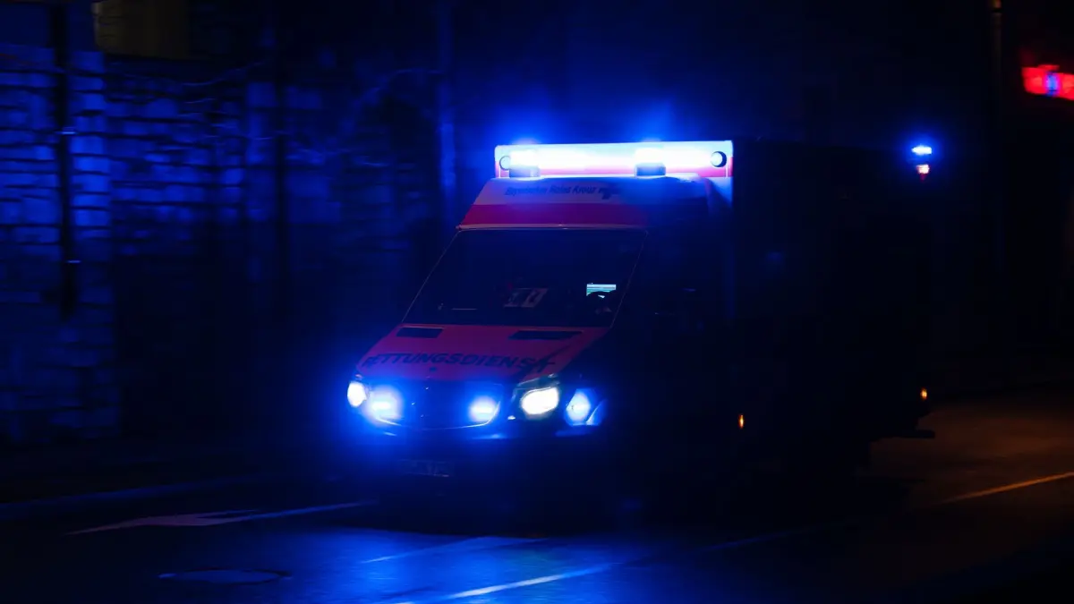 Rettungswagen im Einsatz: ARCHIV - 03.02.2021, Bayern, Würzburg: Ein Krankenwagen fährt mit Blaulicht durch eine Straße in der Nacht. (zu dpa: «Vier Schwerverletzte bei Unfall in Aurich») Foto: Nicolas Armer/dpa +++ dpa-Bildfunk +++