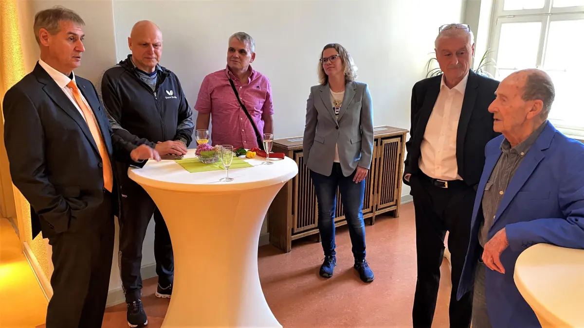 Plaudern nach den Einträgen ins Goldene Buch der Stadt Eisenhüttenstadt noch etwas: Bürgermeister Frank Balzer, Tischtennis-Trainer Frank Leh, der Vorsitzende der BSG Stahl Eisenhüttenstadt Pierre Labahn, Juliane Wolf, der 2. Vorsitzende des TTV Eisenhüttenstadt Rolf Stiller und Horst Fischer (von links)