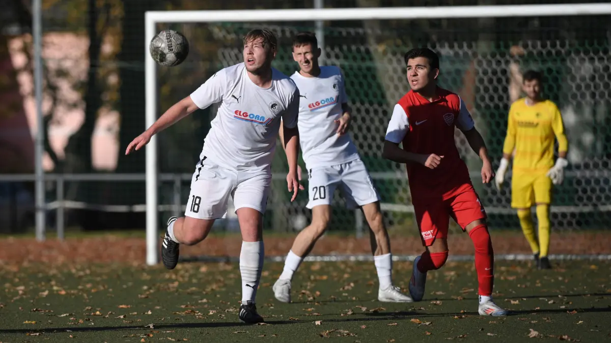 Fussball : Bernau, Fussball Brandenburgliga Einheit Bernau - TuS Sachsenhausen, Leon Weigt vor Maximilian Fildebrandt und Enis Hot
FOTO BENK 02.11.2024
