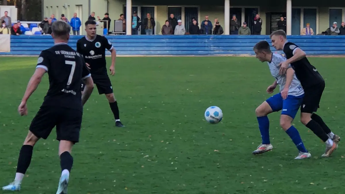 Moritz Wache von Blau-Weiß Petershagen-Eggersdorf hatte im Spiel der Fußball-Brandenburgliga gegen Germania Schöneiche häufig das Nachsehen.