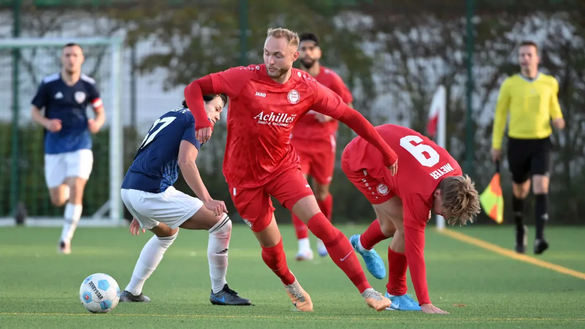 Fussball : Berlin / Lichtenberg, Fussball Oberliga Nord Punktspiel, Sparta Lichtenberg - Rostocker FC, Daniel Hänsch vor Nikolas Meyer r. und Ryusei Kodaira l.
FOTO BENK 03.11.2024