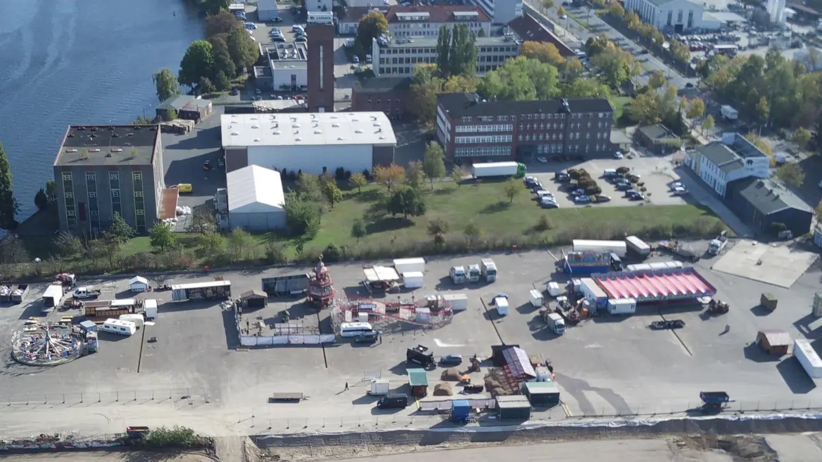 Das neue Festgelände zwischen Spree und Schnellerstraße vor dem Aufbau des 1. Berliner Wintertraums in Treptow-Köpenick.