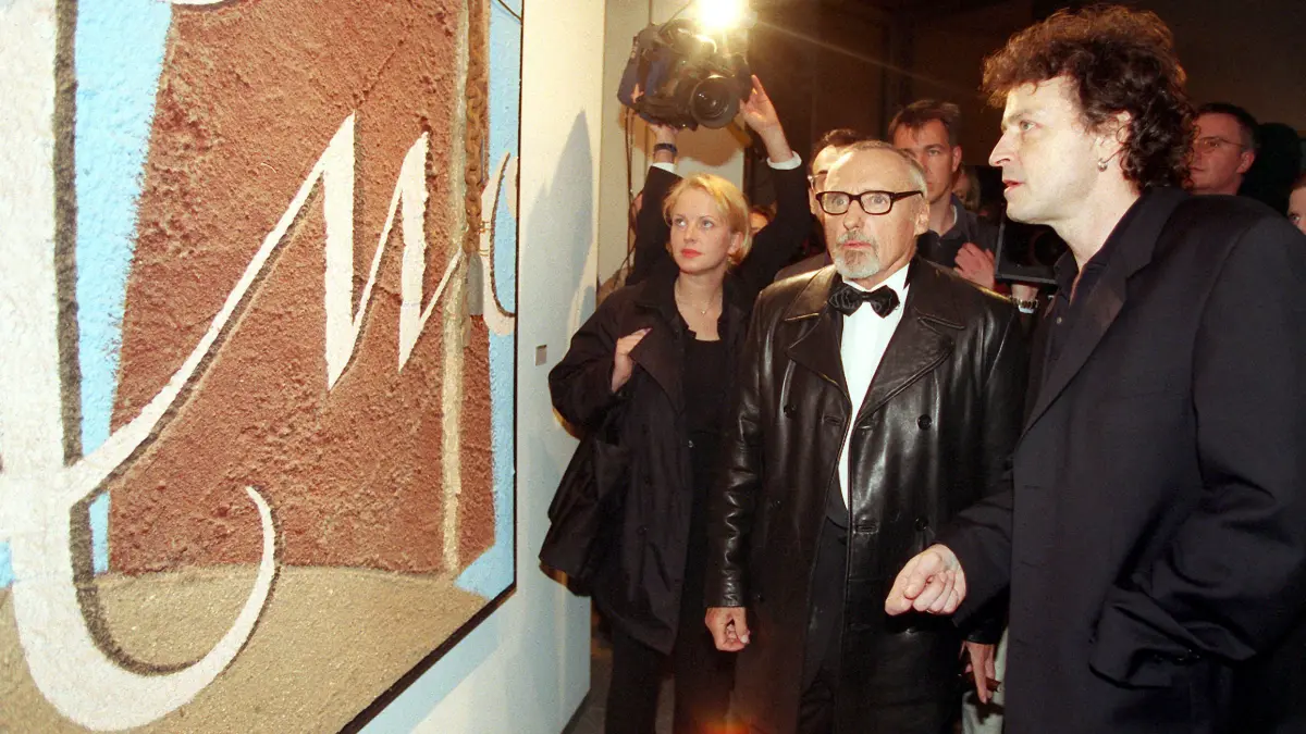 Rückblick ins Jahr 1999: Der amerikanische Filmstar und Künstler Dennis Hopper (l.) eröffnet in Düsseldorf die Kunstausstellung von BAP-Sänger Wolfgang Niedecken (r.). Links das Bild mit dem Titel "Politisches Bild III mit kleiner Kette aus dem Jahr 1997". Zur Eröffnung der Ausstellung "Bilder vom Ende der Geschichte" erschienen neben Hopper auch Campino von den Toten Hosen, der Kabarettist Hanns Dieter Hüsch und weitere Prominente aus der Rock- und Kulturszene.