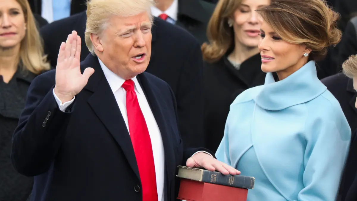 Donald Trump legt neben Ehefrau Melania, die die Bibel in den Händen hält, am 20.01.2017 in Washington, USA, den Amtseid als 45. Präsident der Vereinigten Staaten Amerikas ab. Foto: Andrew Harnik/AP/dpa +++ dpa-Bildfunk +++