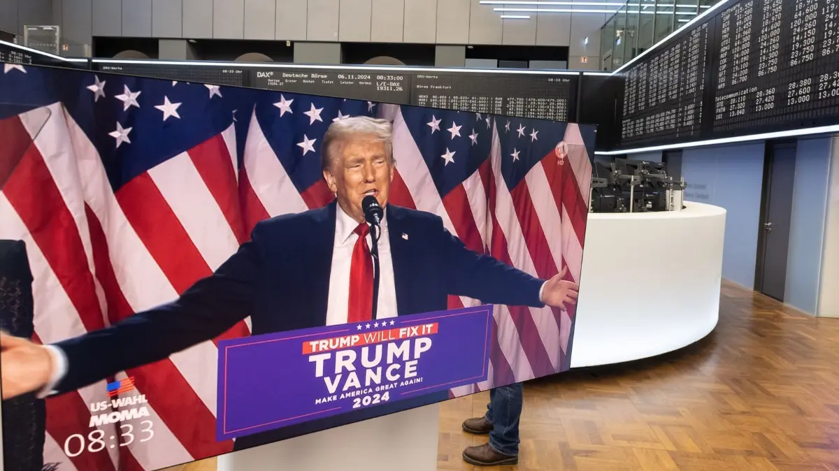 US-Wahlen 2024 - Deutsche Börse: 06.11.2024, Frankfurt/Main: Eine Rede des US-Präsidentschaftskandidaten Donald Trump wird live auf einen Monitor im Handelssall der Deutschen Börse in Frankfurt übertragen. Trump hat sich unterdessen zum Wahlsieger ernannt. Foto: Boris Roessler/dpa +++ dpa-Bildfunk +++