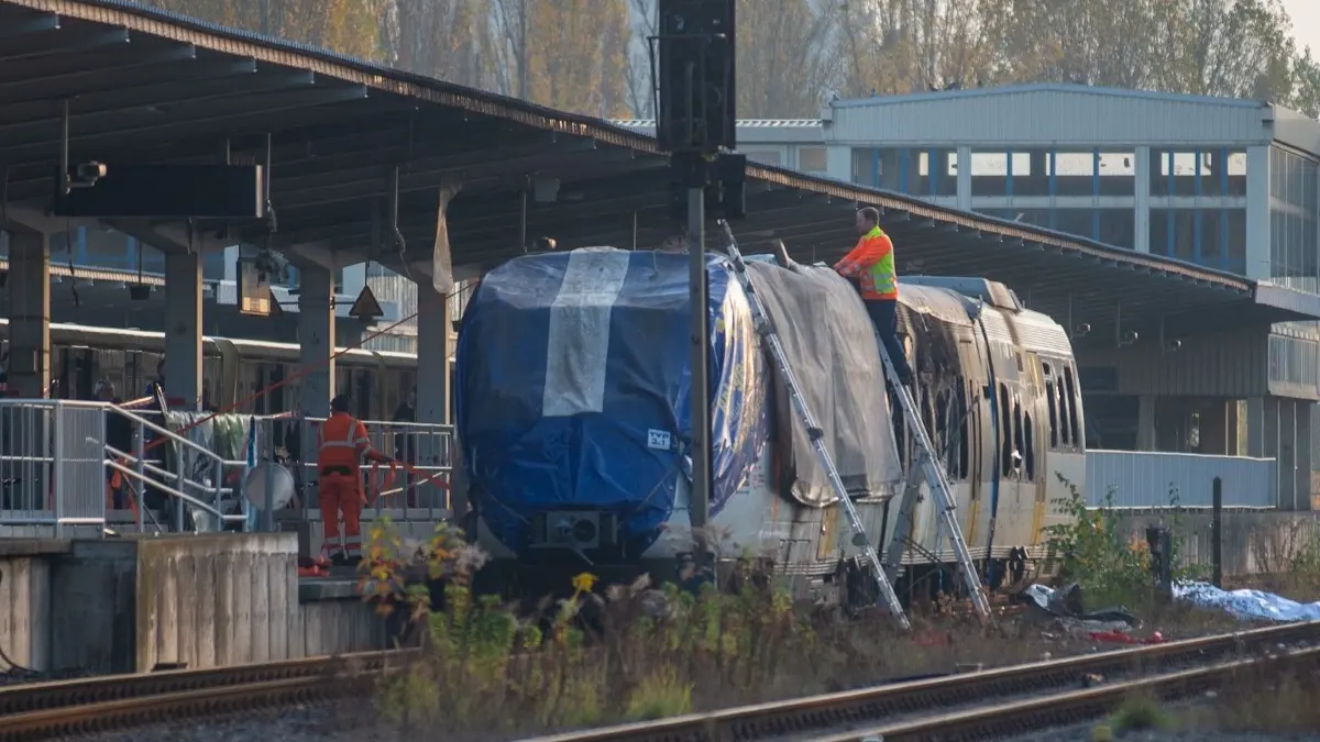 Der ausgebrannte Zug der Niederbarnimer Eisenbahn (NEB) im Bahnhof Ahrensfelde wurde inzwischen mit einer Plane abgedeckt.