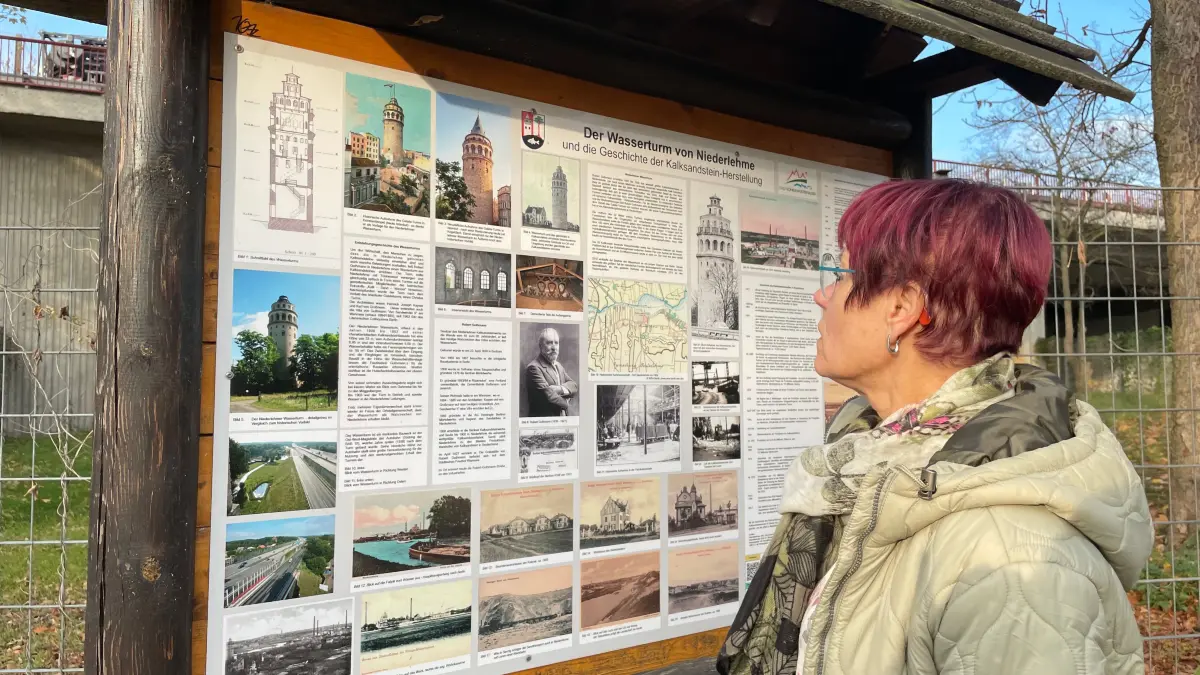 Marlies Kranich vor der Infotafel am Wasserturm in Niederlehme.
