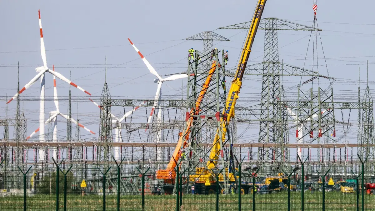 Bauarbeiten am Stromnetz: ARCHIV - 27.08.2024, Sachsen-Anhalt, Bad Lauchstädt: Monteure errichten einen Strommast in der Nähe des Kraftwerks Schkopau. (zu dpa: «Kritis-Dachgesetz soll Deutschland widerstandsfähiger machen») Foto: Jan Woitas/dpa +++ dpa-Bildfunk +++