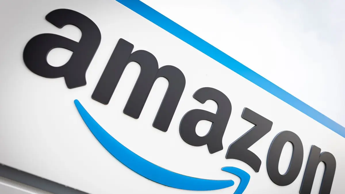 Amazon: ARCHIV - 04.11.2022, Niedersachsen, Helmstedt: Das Logo von Amazon ist am neuen Logistikzentrum des Onlineversandhändlers in Helmstedt zu sehen. (zu dpa: «Amazon macht neuen Anlauf zu Lebensmittel-Lieferung in Rhein-Main») Foto: Moritz Frankenberg/dpa +++ dpa-Bildfunk +++