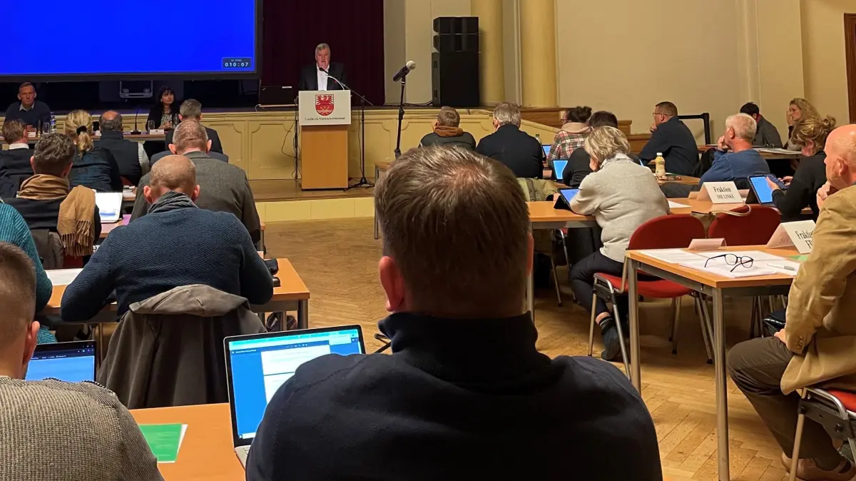 Schwierige wirtschaftliche Lage: Landrat Gernot Schmidt (SPD) hat in seiner Information zur Lage des Kreises klare Forderungen an die neue Regierungskoalition von SPD und BSW gestellt.