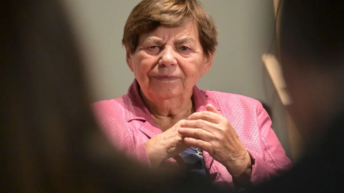 „In Echt? - Virtuelle Begegnung mit NS-Zeitzeug:innen“: 07.11.2024, Brandenburg, Potsdam: Die Holocaust-Überlebende Ruth Winkelmann, 96 Jahre alt, nimmt an einer Pressekonferenz anlässlich der Ausstellung "In Echt? - Virtuelle Begegnung mit NS-Zeitzeug:innen" im Brandenburg Museum für Zukunft, Gegenwart und Geschichte teil. In dem Museum wird heute, am 7. November 2024 die Ausstellung "In Echt? - Virtuelle Begegnung mit NS-Zeitzeug:innen" eröffnet. NS-Zeitzeuginnen und Zeitzeugen in der virtuellen Realität sollen dazu beitragen, die Erinnerung an NS-Unrecht für nachfolgende Generationen lebendig zu halten. Foto: Michael Bahlo/dpa +++ dpa-Bildfunk +++