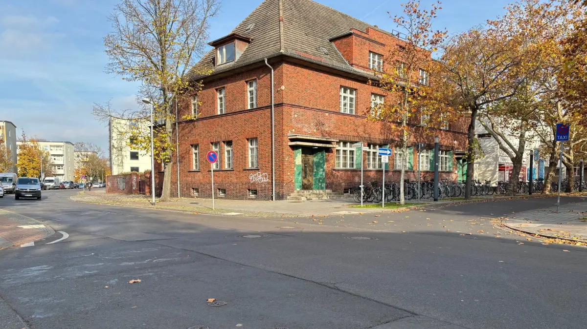 Kreuzung Rathenaustraße und Karl-Marx-Straße Belag erneuern