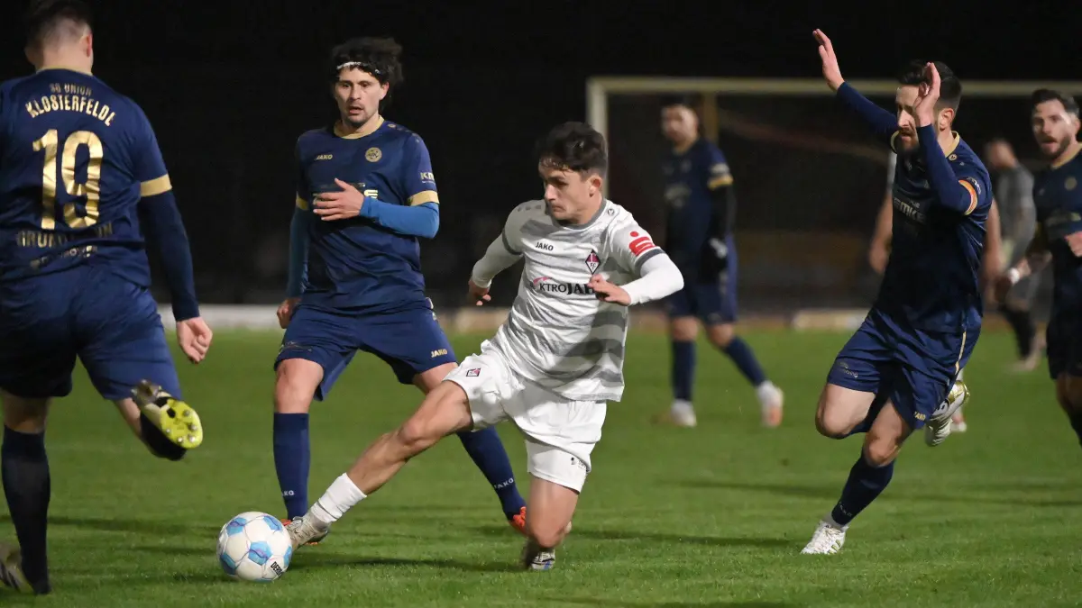 Fussball : Frankfurt an der Oder, Stadion, Fussball Brandenburgliga Punktspiel, 1. FC Frankfurt - Union Klosterfelde, Umzingelt Danny Mank von Max Grundmann, Vasile Soltan und SF Georg Machut v.l. v.
FOTO BENK 08.11.2024