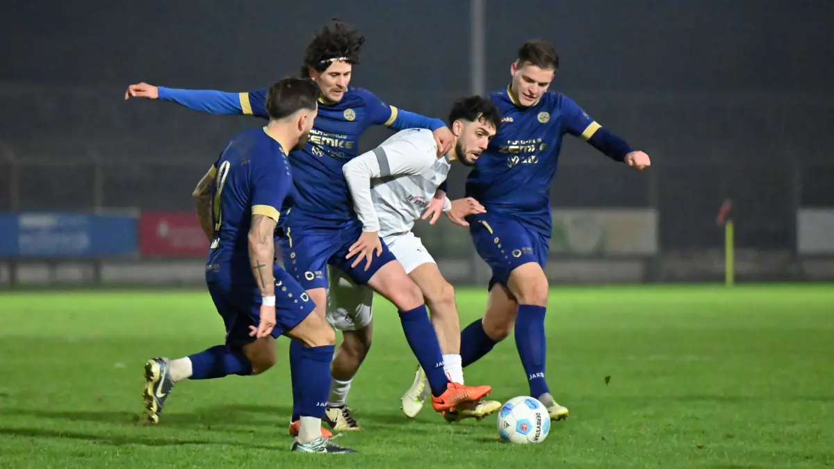 Fussball : Frankfurt an der Oder, Stadion, Fussball Brandenburgliga Punktspiel, 1. FC Frankfurt - Union Klosterfelde, Umzingelt Derenik Mayilyan von Maximilian Knorr, Vasile Soltan und Max Grundmann v.l.
FOTO BENK 08.11.2024