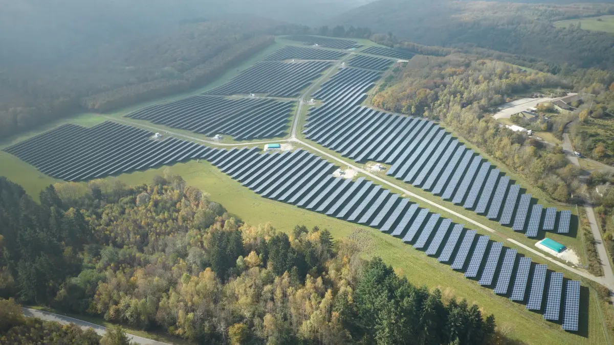 Einweihung des größten Solar-Clusters in Rheinland-Pfalz: ARCHIV - 28.10.2024, Rheinland-Pfalz, Grenderich: Leichter Nebel zieht bei der Einweihung größten Solar-Clusters in Rheinland-Pfalz über die Anlage. (Luftaufnahme mit einer Drohne) Bestehend aus neun Einzelanlagen versorgt der Freiflächen-Solarpark rund 39.000 Vier-Personen-Haushalte mit emissionsfreiem Strom. (zu dpa: «Klimakrise spitzt sich zu - Welche Rolle spielt Deutschland?») Foto: Thomas Frey/dpa +++ dpa-Bildfunk +++