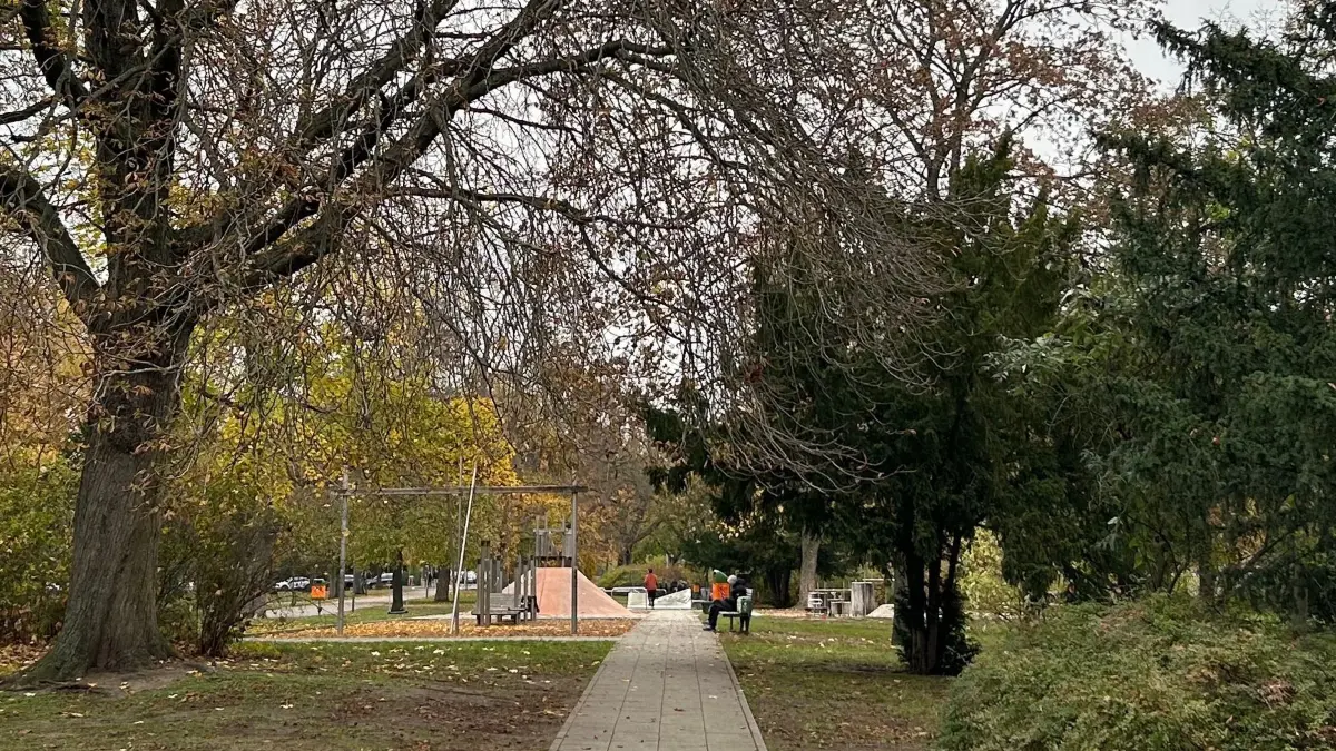Münsingerpark in Berlin-Spandau. Blick zum Spielplatz.