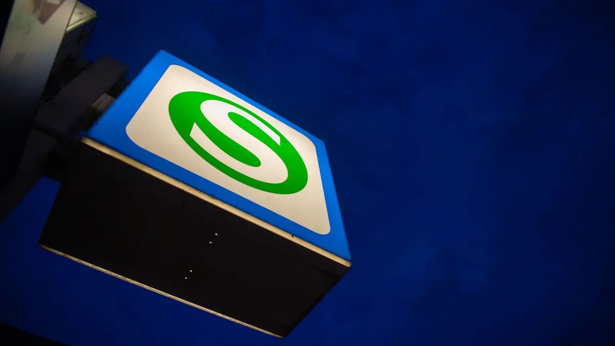 S-Bahnen: ARCHIV - 07.08.2019, Bayern, München: Ein S-Bahn-Schild hängt an der Station Hackerbrücke vor einem dunklen Morgenhimmel. (zu dpa: «Auto im Gleisbereich sorgt für Ausfälle und Verspätungen») Foto: Lino Mirgeler/dpa +++ dpa-Bildfunk +++