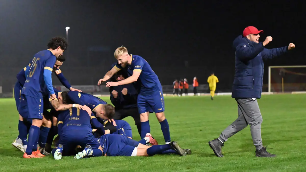 Fussball : Frankfurt an der Oder, Stadion, Fussball Brandenburgliga Punktspiel, 1. FC Frankfurt - Union Klosterfelde, Trainer Kevin Hetzel r. kam aufs Spielfeld um Torschützen Michel Sobek m.u. zu Ehren
FOTO BENK 08.11.2024