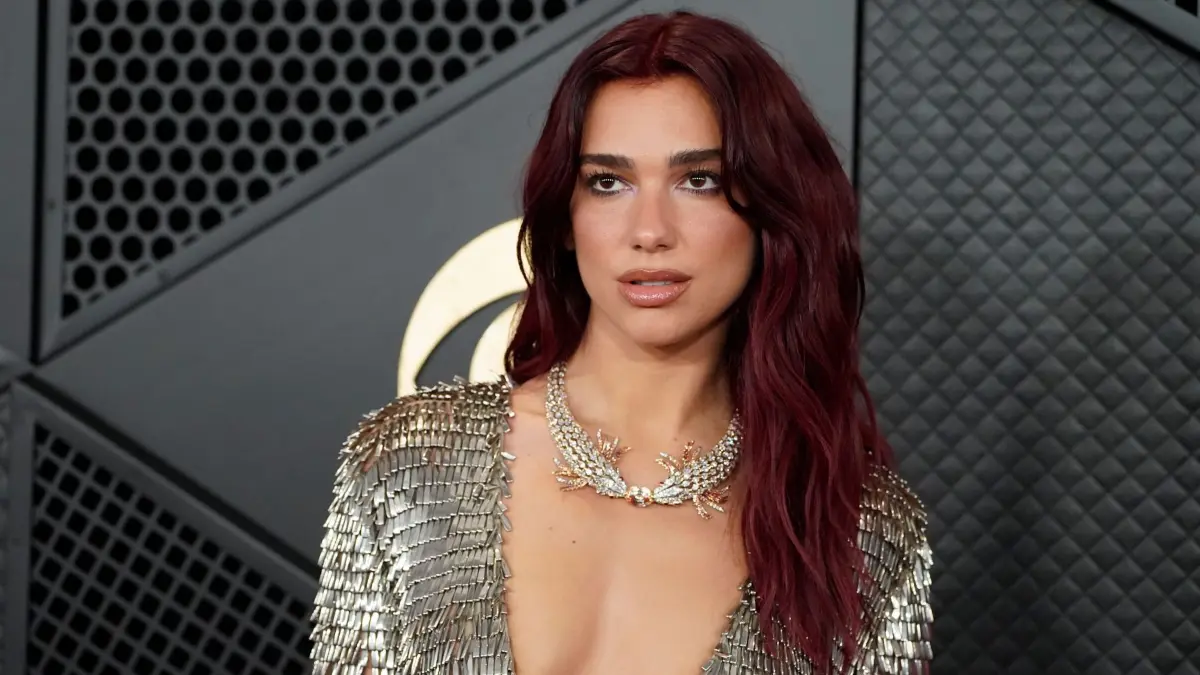 Die Sängerin Dua Lipa: ARCHIV - 04.02.2024, USA, Los Angeles: Dua Lipa bei den Grammy Awards. (zu dpa: «Dua Lipa sagt Konzert in Jakarta wegen unsicherer Bühne ab») Foto: Jordan Strauss/Invision via AP/dpa +++ dpa-Bildfunk +++