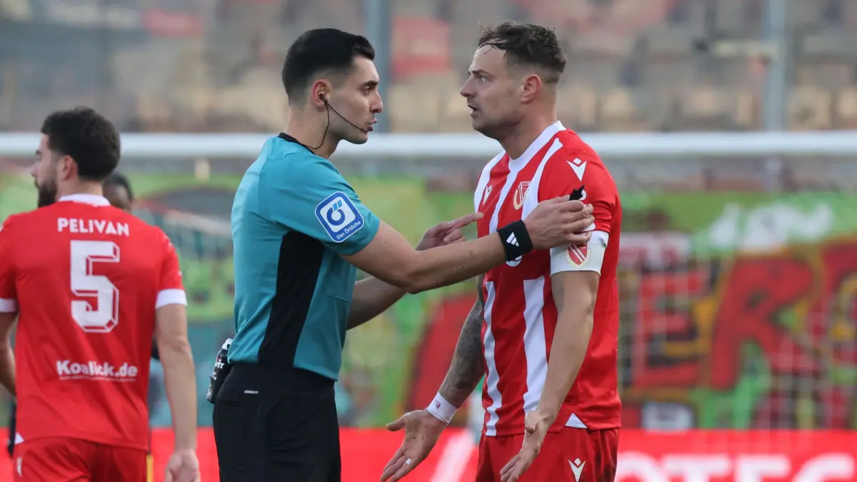 Fussball 3. Liga 2024/2025 FC Energie Cottbus - Borussia Dortmund II: 7 Timmy Thiele (Energie Cottbus, r.) im Gespräch mit Schiedsrichter Timon Schulz