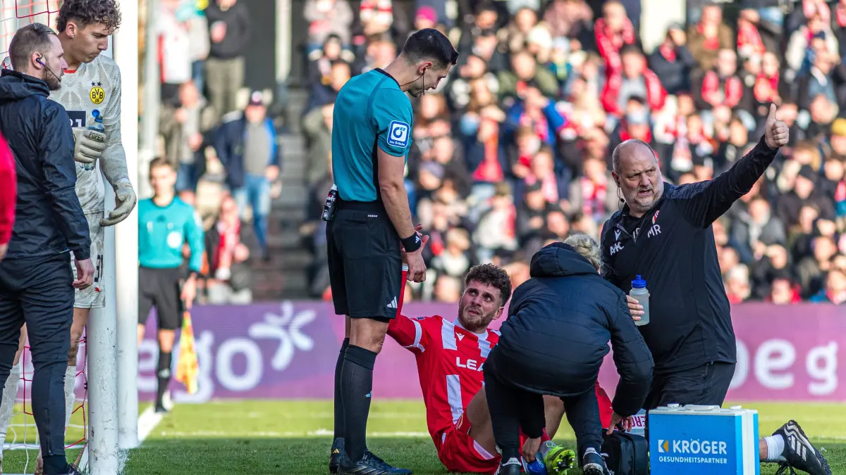 3. Bundesliga Saison 2024/25 FC Energie Cottbus vs. Borussia Dortmund II: Yannik Möker (FC Energie Cottbus) wird behandelt.
(Wichtiger Hinweis: Der DFB untersagt die Verwendung von Sequenzbildern im Internet und in Online-Medien während des Spiels (einschließlich Halbzeit). Sperrfrist! Der DFB erlaubt die Publikation und Weiterverwertung der Bilder auf mobilfunkfähigen Endgeräten (insbesondere MMS) und über DVB-H und DMB erst nach Spielende.)