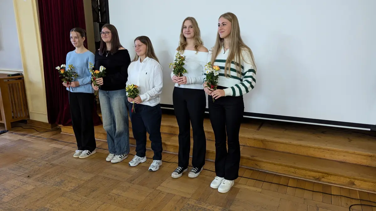 Miriam, Lilli Herfurth und Laura (v.l) werden für ihr Podcast-Projekt in Seelow geehrt. Annabelle und Isabel begleiteten die Veranstaltung musikalisch.