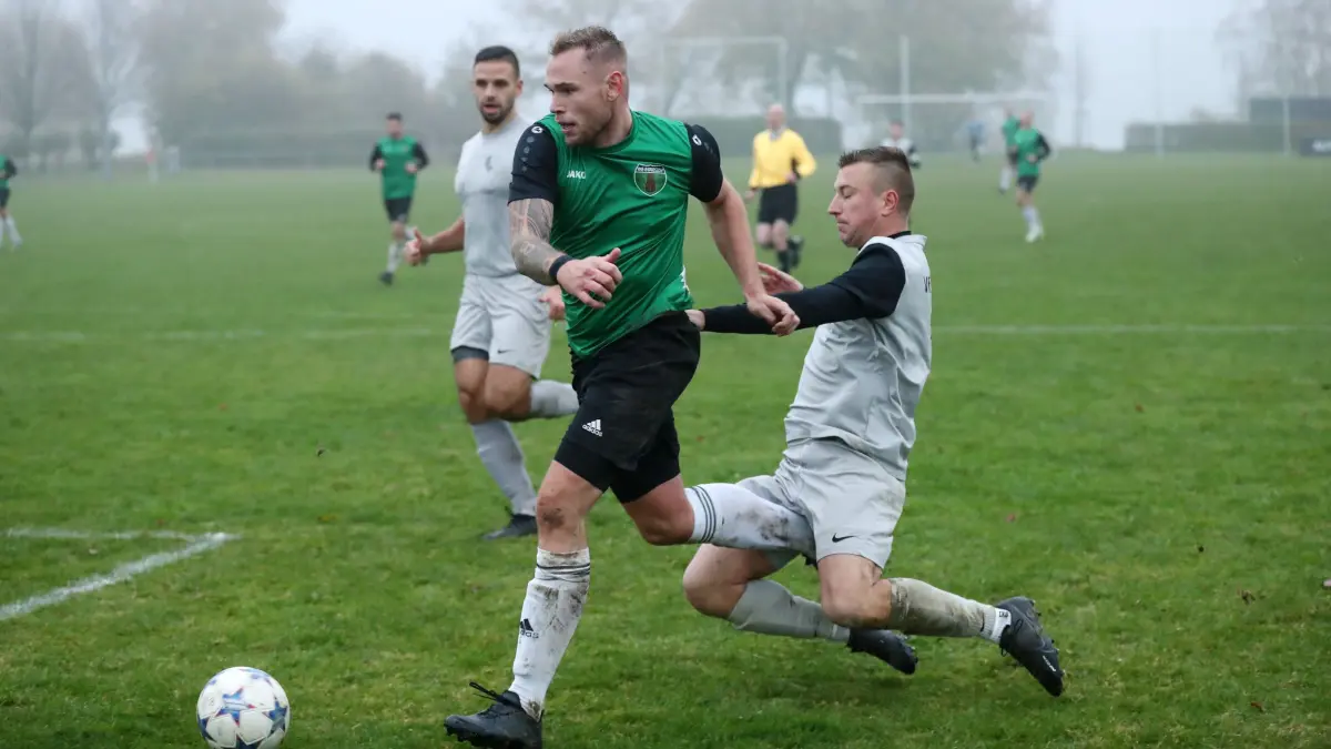 FB LK VfB Gramzow - VfL Vierraden 2:1 : Gramzow, 10.11.24, FB LK VfB Gramzow - VfL Vierraden 2:1, Gramzows Pascal Lange (links) gegen Ronny Zimmermann (rechts)