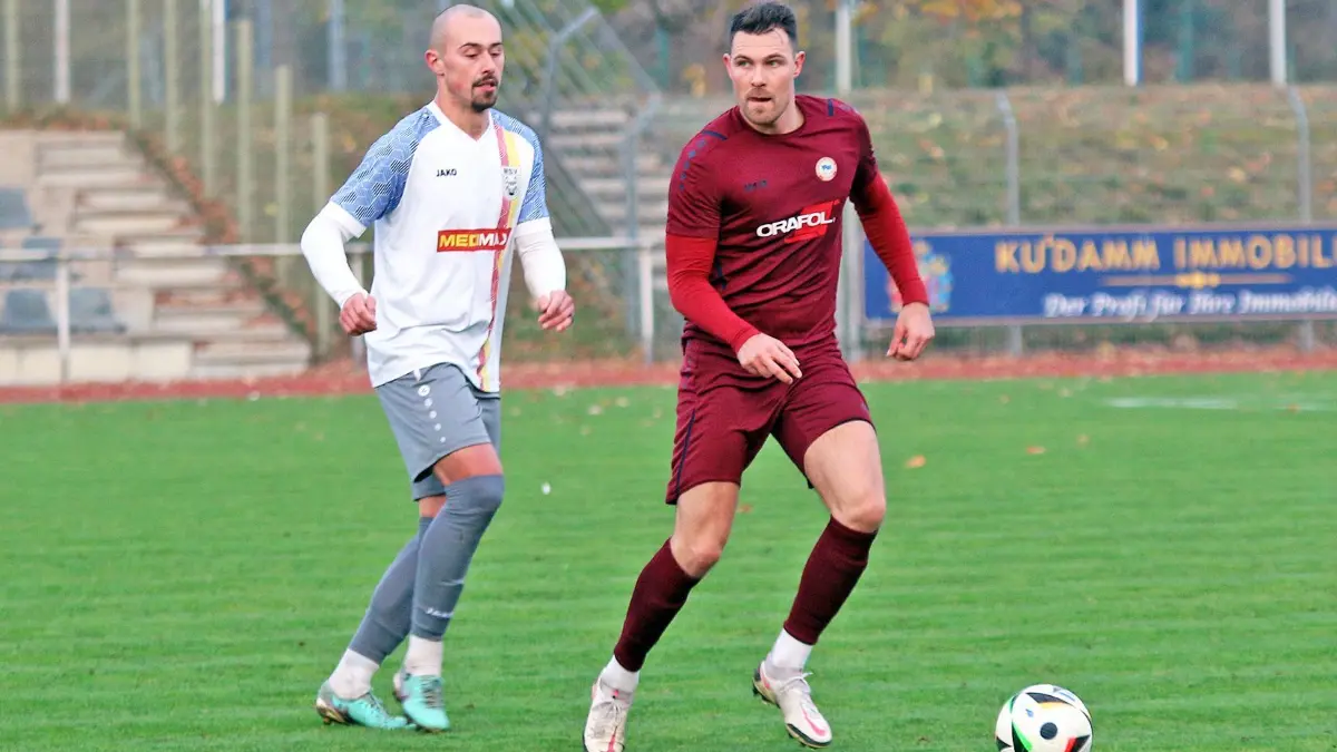 Frederic Schütze (rechts) holte mit dem Oranienburger FC Eintracht in der Fußball-Brandenburgliga trotz langer Unterzahl beim MSV Neuruppin mit Kostiantyn Hramatik einen Punkt.