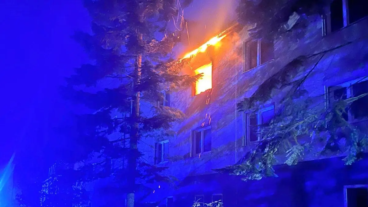 Feuersbrunst bei Eberswalde: Im Naturfreundehaus am Üdersee, das zum Schorfheider Ortsteil Finowfurt gehört, sind Flammen in einem Fenster im zweiten Obergeschoss sichtbar.