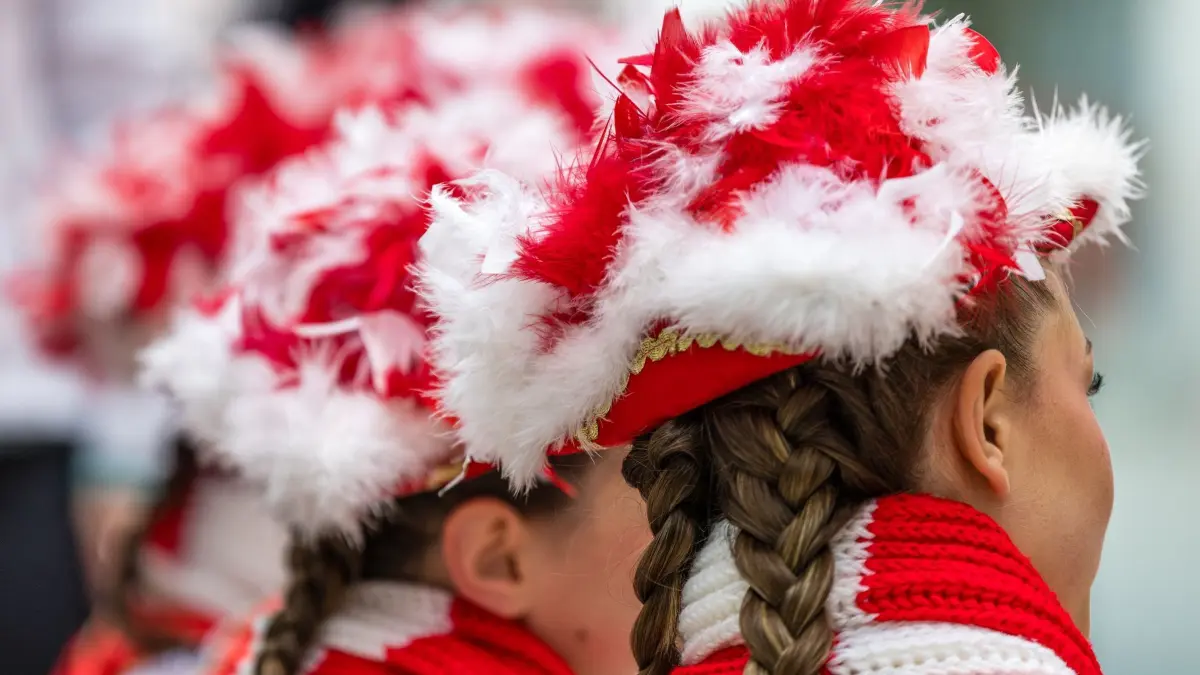 Auftakt Karneval - Cottbus: 11.11.2024, Brandenburg, Cottbus: Geschmückte Närrinnen warten auf den Beginn des Karnevalsauftaktes, bei dem um 11.11 Uhr symbolisch die Schlüssel des Rathauses an Narrenvertreter übergeben werden. Die Stadt Cottbus gilt als ostdeutsche Hochburg im Karneval. Foto: Frank Hammerschmidt/dpa +++ dpa-Bildfunk +++